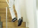 Frau mit osteoporisis auf Treppen